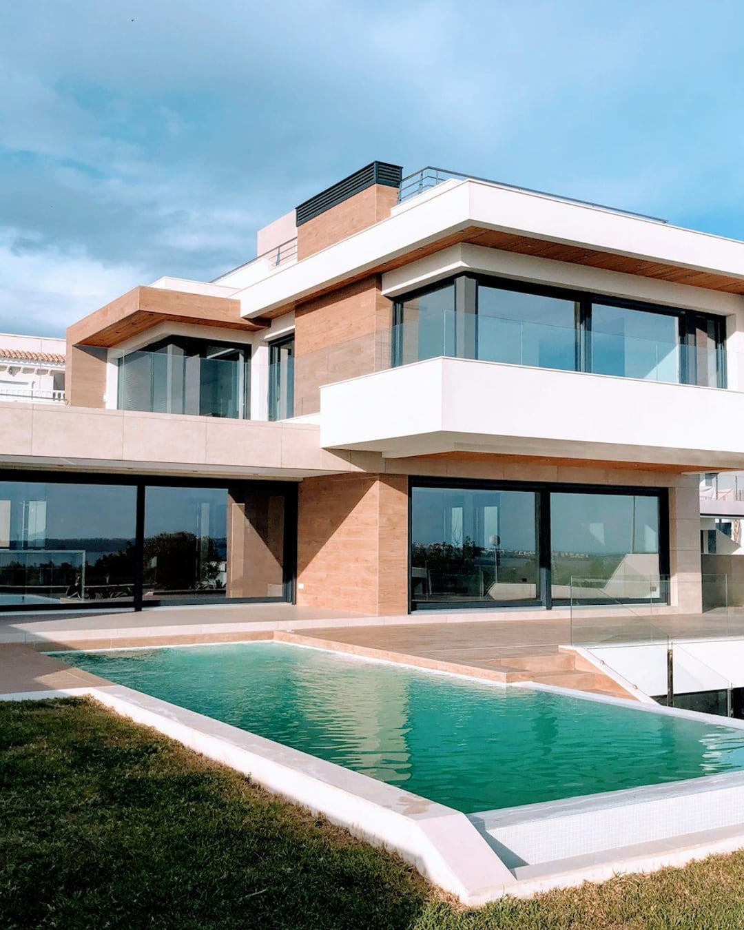 Casa contemporânea com piscina e jardim